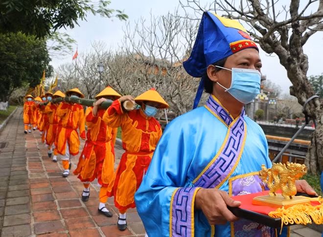 Lễ dựng nêu tại Hoàng cung Huế được Trung tâm BTDT Cố đô Huế phục dựng và tổ chức hằng năm vào ngày 23 tháng Chạp.