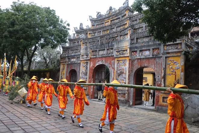 Do dịch bệnh COVID-19 nên “quan viên, lính lệ” phải đeo khẩu trang khi rước nêu.