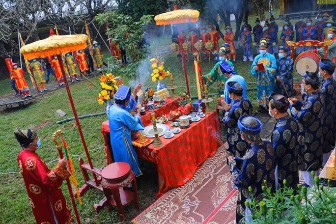 Lễ Thướng Tiêu (dựng nêu) với đầy đủ các nghi thức được Trung tâm BTDT Cố đô Huế tái hiện đúng nghi lễ truyền thống của triều Nguyễn.