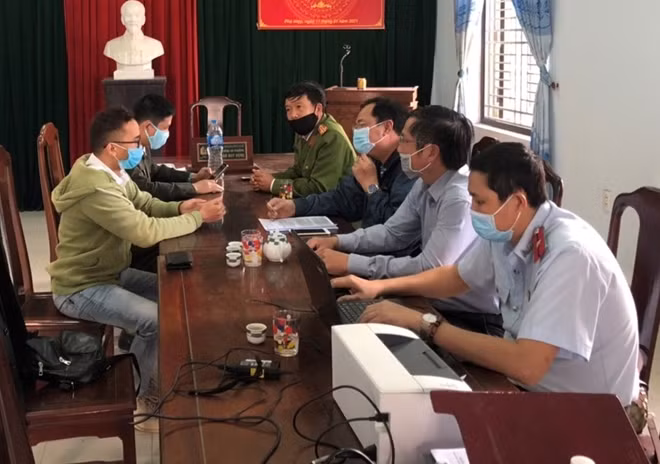 Trần C.P. (góc trái) tại buổi làm việc với Thanh tra Sở Thông tin và Truyền thông tỉnh Thừa Thiên Huế.