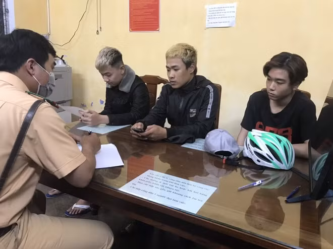 Các đối tượng "quái xế" lạng lách, đánh võng trên đường phố bị CSGT bắt giữ.