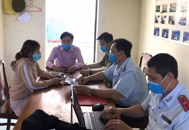 Bà Đ.T.N., quản trị viên trang Fanpage Chợ Phố Đêm Huế tại buổi làm việc với cơ quan chức năng.