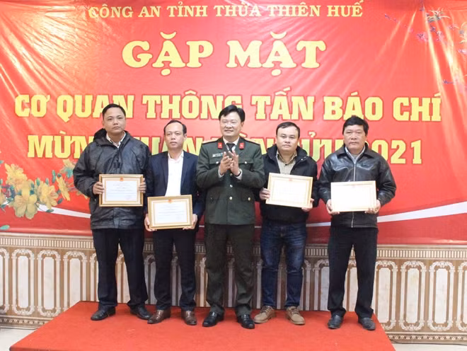 Thượng tá Nguyễn Thanh Tuấn tặng giấy khen cho các tập thể.
