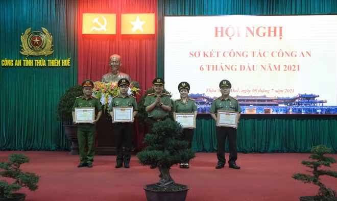 Đại tá Nguyễn Thanh Tuấn, Giám đốc Công an tỉnh Thừa Thiên Huế trao danh hiệu Chiến sĩ thi đua toàn lực lượng CAND cho 4 cán bộ, chiến sĩ.
