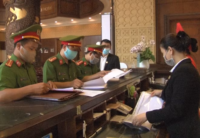 Lực lượng Công an TP Huế kiểm tra các cơ sở lưu trú, rà soát các trường hợp nghi nhiễm, tiếp xúc gần với bệnh nhân nhiễm COVID-19.