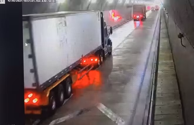 Lưu lượng phương tiện qua hầm Hải Vân tăng cao trong dịp nghỉ lễ 30/4 và 1/5.