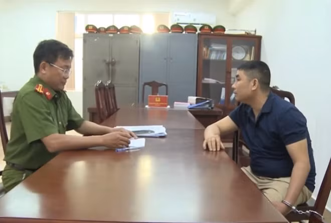Cơ quan Công an lấy lời khai đối tượng trong vụ án lừa đảo chiếm đoạt tài sản.