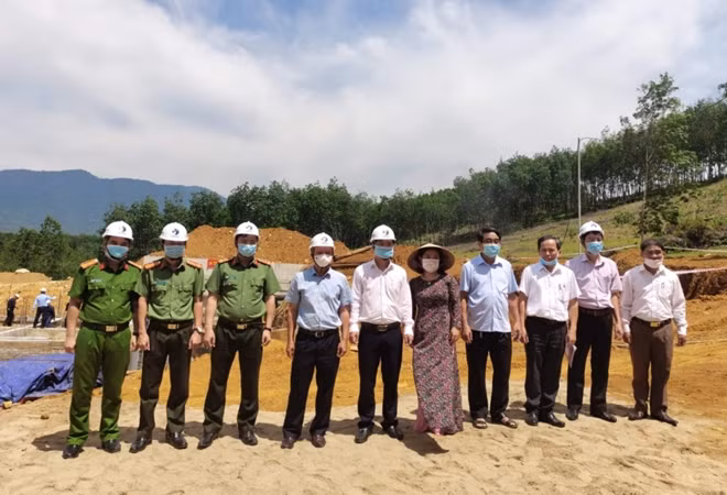 Bí thư Tỉnh ủy Thừa Thiên Huế Lê Trường Lưu; Thượng tá Nguyễn Thanh Tuấn, Giám đốc Công an tỉnh và đại diện các đơn vị đến kiểm tra tiến độ dự án nhà máy nước Thượng Long.