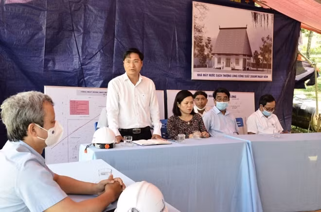Ông Trương Công Hân, Tổng Giám đốc HueWACO giới thiệu về dự án nhà máy nước Thượng Long.