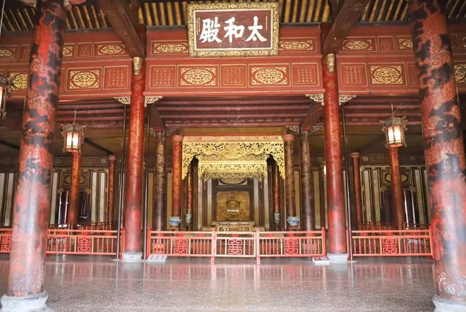 Bên trong di tích điện Thái Hòa.