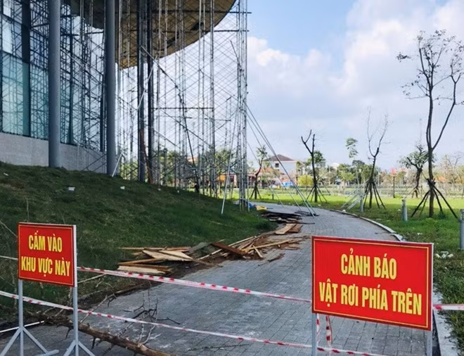 Biển cảnh báo người dân, du khách cấm vào khu vực nhà hát sông Hương.
