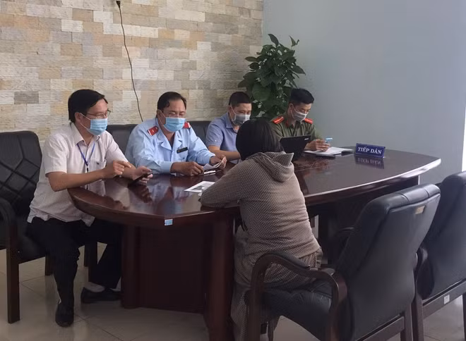 Thanh tra Sở TT&TT tỉnh Thừa Thiên Huế và Phòng An ninh mạng và phòng chống tội phạm sử dụng công nghệ cao Công an tỉnh triệu tập bà H đến làm việc.