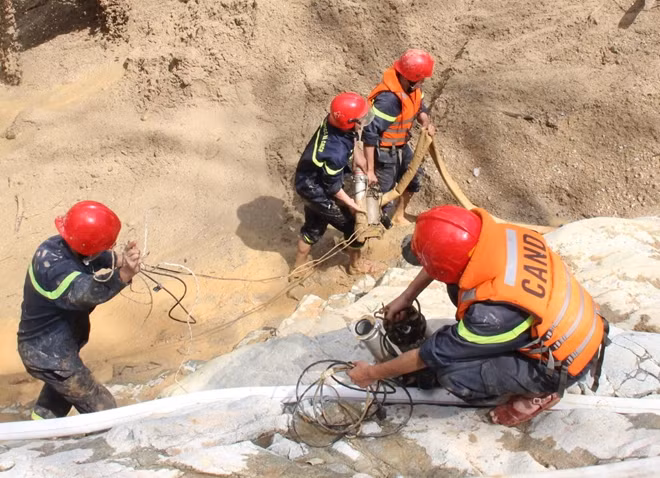 Sau nhiều đợt tìm kiếm, đến nay còn 11 nạn nhân mất tích sau vụ sạt lở tại thủy điện Rào Trăng 3.