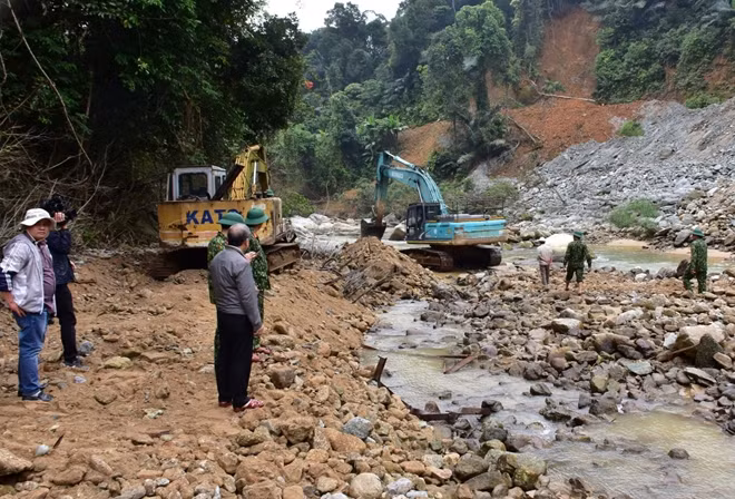 Công tác tìm kiếm các nạn nhân còn mất tích tại thủy điện Rào Trăng 3 bị gián đoạn, gặp nhiều khó khăn do thời tiết, địa hình phức tạp.