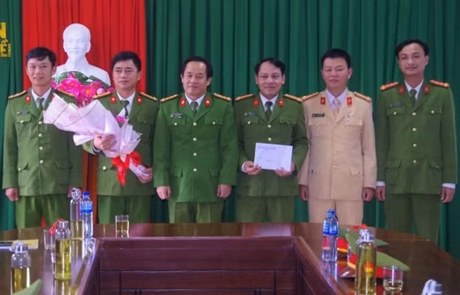 Đại tá Đặng Ngọc Sơn khen thưởng Công an huyện Phong Điền.