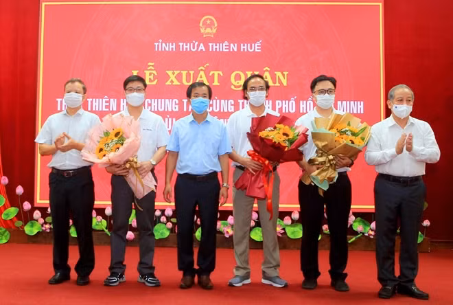 Lãnh đạo Tỉnh ủy, UBND tỉnh Thừa Thiên Huế tặng hoa các đơn vị có cán bộ, nhân viên, y bác sĩ tham gia hỗ trợ TP Hồ Chí Minh phòng, chống dịch.