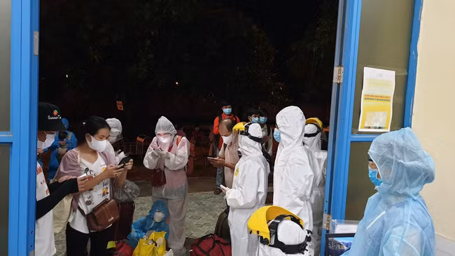 Các hành khách người Huế đi tàu hỏa từ TP Hồ Chí Minh xuống tại ga Đông Hà trong đêm 7/7. Ảnh: Thanh Lộc. Các hành khách người Huế đi tàu hỏa từ TP Hồ Chí Minh xuống tại ga Đông Hà trong đêm 7/7. Ảnh: Thanh Lộc.