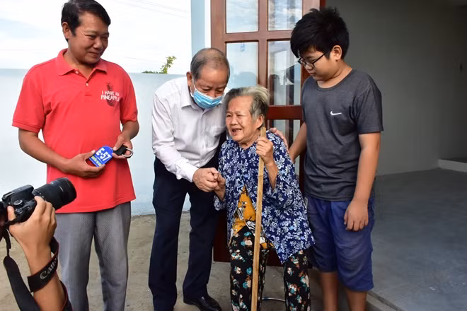 Chủ tịch UBND tỉnh Thừa Thiên Huế Phan Ngọc Thọ thăm hỏi, động viên các hộ dân khi vào ở nhà mới tại khu tái định cư Hương Sơ.