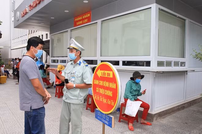 Bệnh viện T.Ư Huế kích hoạt ba tầng sàng lọc tại cổng Bệnh viện, tại khoa phòng và tại giường bệnh.