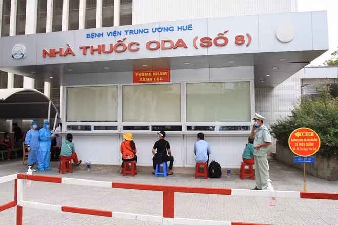 Bệnh nhân và người nhà bệnh nhân được bố trí ngồi giãn cách chờ đến lượt mua thuốc tại nhà thuốc Bệnh viện T.Ư Huế.