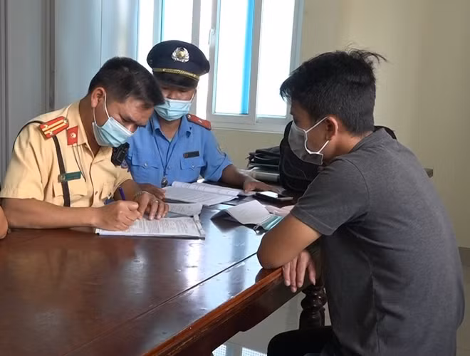 CSGT lập biên bản xử lý vi phạm đối với tài xế Dũng.