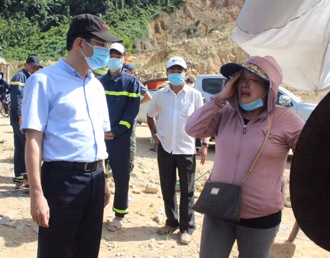 Phó Chủ tịch UBND tỉnh Thừa Thiên Huế Hoàng Hải Minh động viên, chia sẻ cùng bà Phan Thị Hương (trú ở TP Huế) có con trai Phan Chí Thanh là công nhân mất tích sau vụ sạt lở thủy điện Rào Trăng 3.