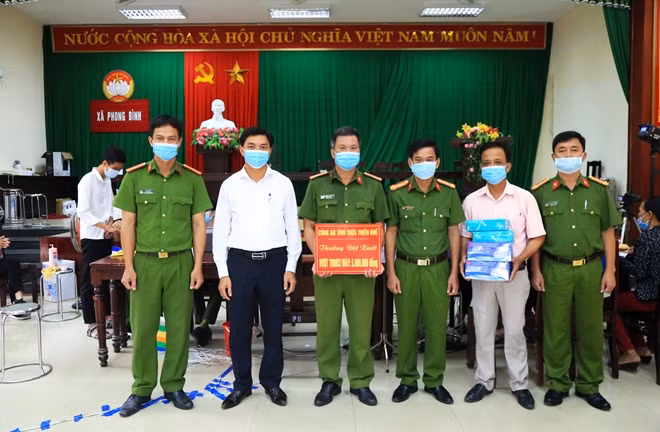 Đại tá Nguyễn Đình Thừa, Phó Giám đốc Công an tỉnh Thừa Thiên Huế động viên Công an các đơn vị, địa phương đẩy nhanh tiến độ cấp CCCD.
