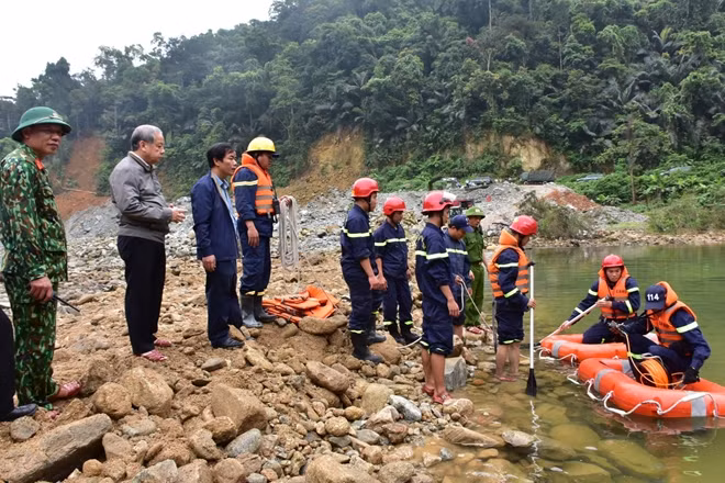 Trong đợt 1 giai đoạn 4, lực lượng CNCH vừa tìm kiếm các nạn nhân ở bãi bồi, vừa tìm dưới vũng nước sâu trên sông Rào Trăng.