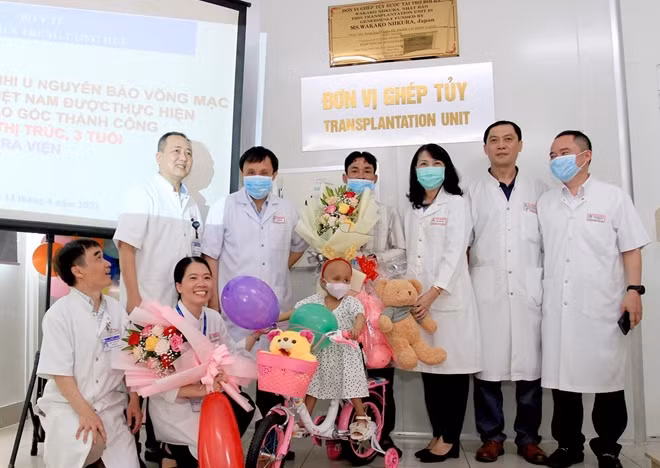 Lãnh đạo Bệnh viện T.Ư Huế và các bác sĩ chúc mừng cháu Trúc trong buổi ra viện.