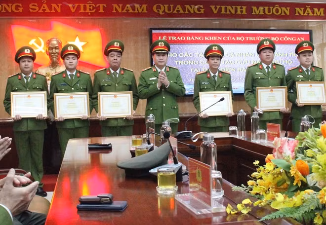Thứ trưởng Lê Quốc Hùng trao bằng khen của Bộ trưởng Bộ Công an cho CBCS có thành tích trong trong công tác phòng chống bão lũ, CNCH tại thủy điện Rào Trăng 3.