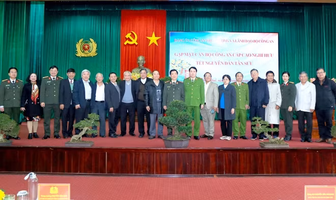 Thứ trưởng Nguyễn Văn Sơn và Thứ trưởng Lê Quốc Hùng chụp ảnh lưu niệm cùng các đại biểu tham dự buổi gặp mặt.