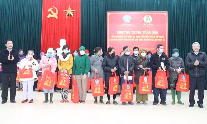 Bộ trưởng Bộ NN&PTNT Nguyễn Xuân Cường và lãnh đạo Tỉnh ủy Thừa Thiên Huế tặng quà cho người dân xã Hải Dương.