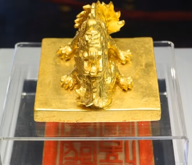 Quốc gia tín bảo phiên bản gốm mạ vàng được vua Gia Long sử dụng đóng trên các văn kiện triệu tập tướng lĩnh, phát động binh lính, trưng binh nhập ngũ.