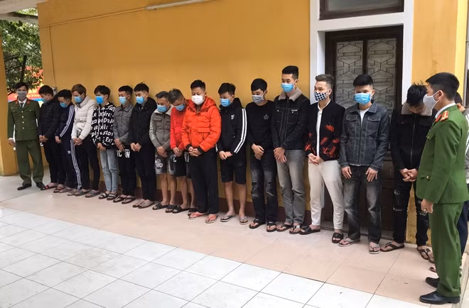 Nhóm đối tượng lừa đảo bị Công an thị xã Hương Trà bắt giữ.