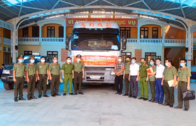 Lãnh đạo UBND tỉnh Thừa Thiên Huế, Ban Giám đốc Công an tỉnh đến động viên đoàn vận chuyển lương thực, thực phẩm vào hỗ trợ nhân dân TP Hồ Chí Minh.