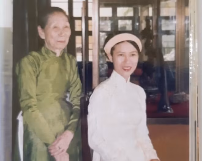 Cụ bà Lê Thị Dinh (góc trái), người cung nữ cuối cùng của triều Nguyễn có tấm lòng thủy chung, hiếu thuận.
