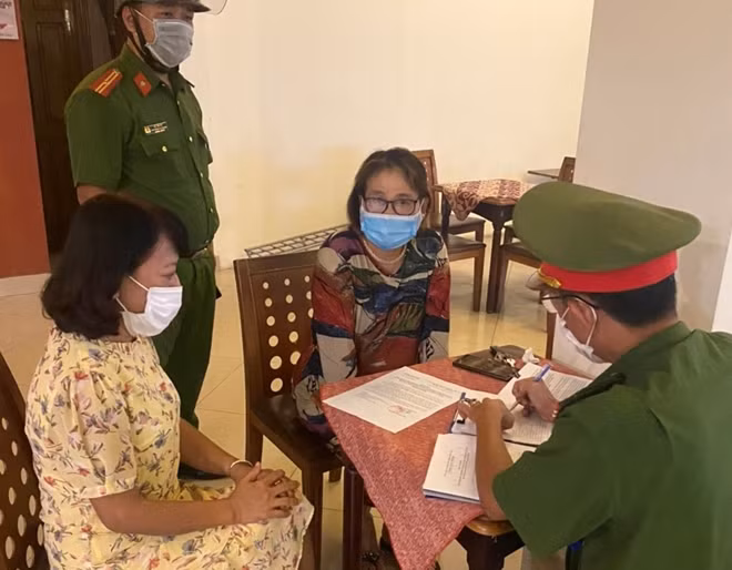 Chủ quán cà phê Relax (người thứ 2 từ phải sang) tại buổi làm việc với cơ quan Công an.