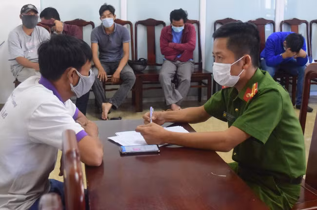 Các đối tượng tham gia cá độ bóng đá tại cơ quan Công an.