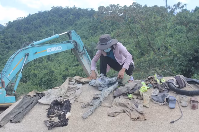 Nhiều áo quần, vật dụng của các nạn nhân bị vùi lấp dưới bãi bồi được tìm thấy.
