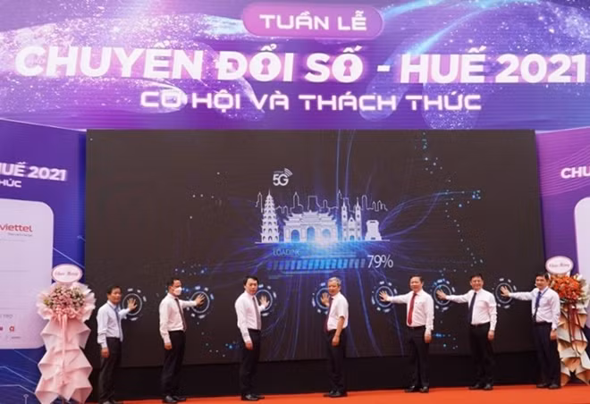 Các đại biểu khai trương mạng 5G Viettel tại tỉnh Thừa Thiên Huế.
