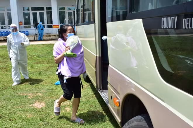Tỉnh Thừa Thiên Huế cử lực lượng, phương tiện ra Quảng Trị để đón 20 công dân đưa vào cách ly tại địa phương.