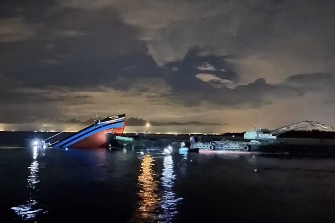 Hiện trường vụ tàu cá TTH-91119 TS bị chìm sau va chạm với sà lan.