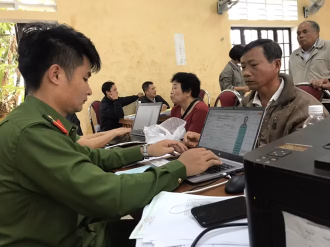 Các tổ công tác lưu động về cơ sở cấp CCCD cho người dân ở địa bàn TP Huế.