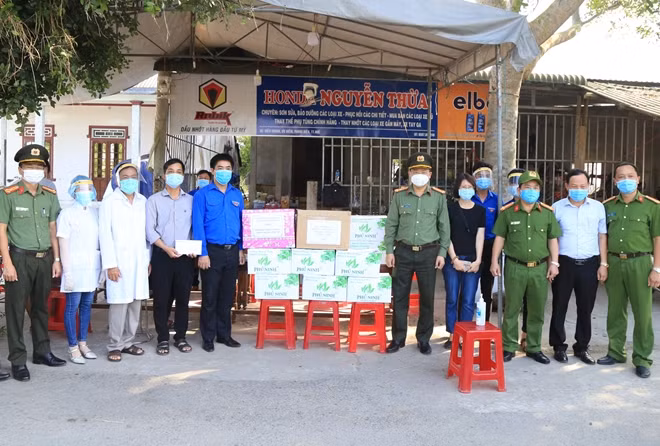 Thượng tá Nguyễn Thanh Tuấn, Giám đốc Công an tỉnh Thừa Thiên Huế và đại diện các đơn vị trao quà hỗ trợ cho lực lượng làm nhiệm vụ tại các chốt.