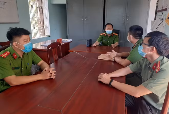 Đại tá Đặng Ngọc Sơn, Phó Giám đốc Công an tỉnh Thừa Thiên Huế kiểm tra công tác đảm bảo ANTT bầu cử ĐBQH khóa XV và đại biểu HĐND các cấp nhiệm kỳ 2021-2026.
