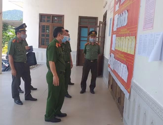 Đại tá Đặng Ngọc Sơn, Phó Giám đốc Công an tỉnh Thừa Thiên Huế kiểm tra điểm niêm yết danh sách trước ngày bầu cử.