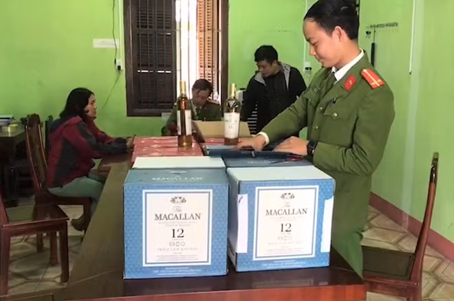 Số rượu ngoại không rõ nguồn gốc do bà Hoa vận chuyển được cơ quan Công an thu giữ.