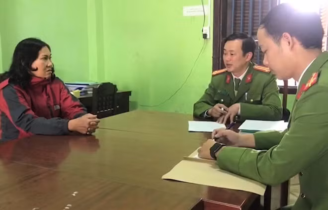 Đối tượng Hoa tại Công an huyện Phú Vang.