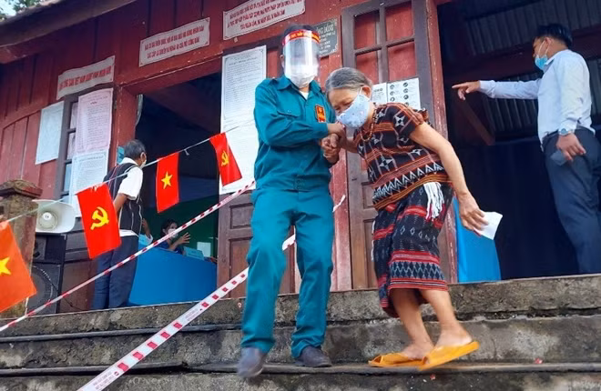 Một cử tri ở huyện miền núi Nam Đông hoàn thành xong việc bỏ phiếu bầu cử.
