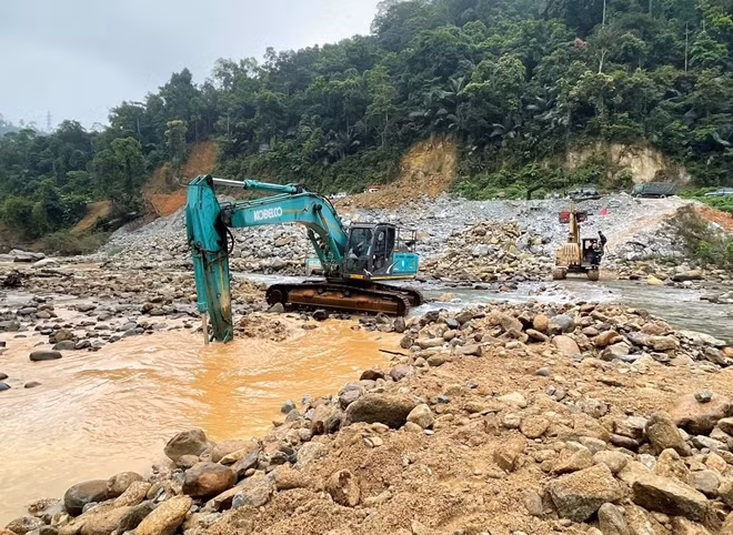 Máy múc đào bới khu vực bãi bồi thứ 1 trên sông Rào Trăng tìm kiếm các nạn nhân.